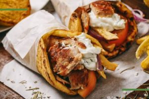 Να σας τον τυλίξω ή θα τον φάτε εδώ; Να σας τον τυλίξω ή θα τον φάτε εδώ;